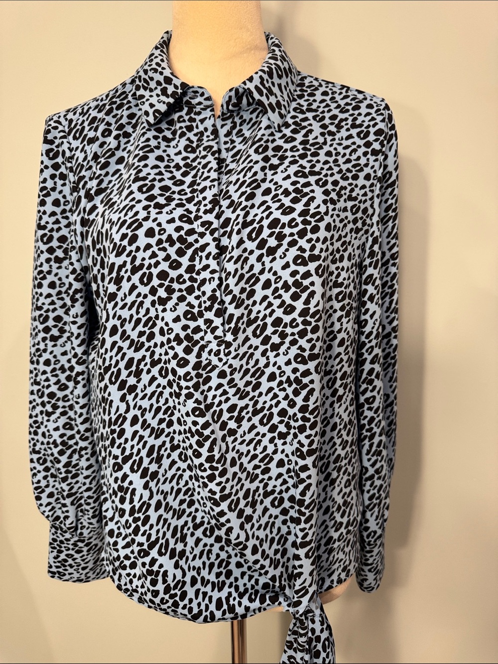 Chicos Light Blue Leopard Print Long Sleeve side Hem Blouse Size 8/10 (Chicos 1)